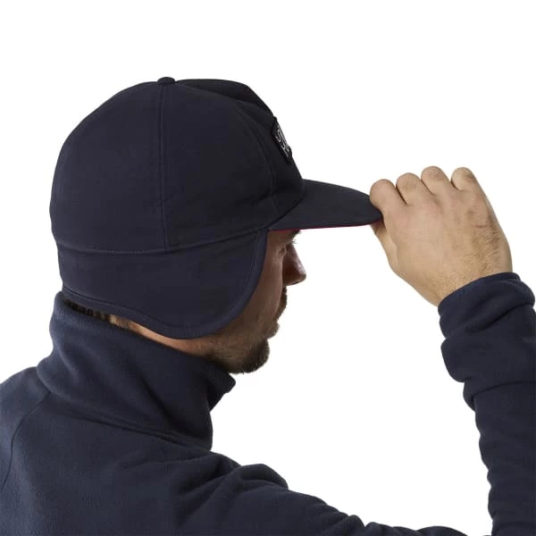 Casquettes MILLET HERITAGE FLEECE FLAP CAP SAPHIR/RED 23 Rouge / Noir 6 Casquettes MILLET HERITAGE FLEECE FLAP CAP SAPHIR/RED 23 Rouge / Noir – Image 4